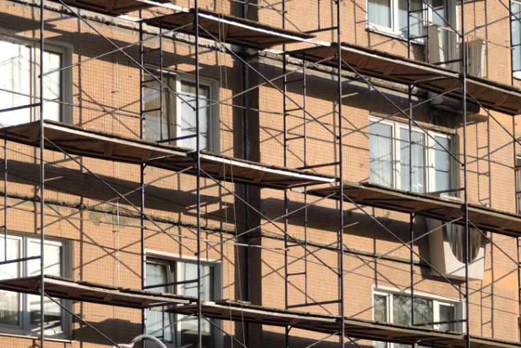Gerüst vor einer Fassade auf Höhe der Fenster