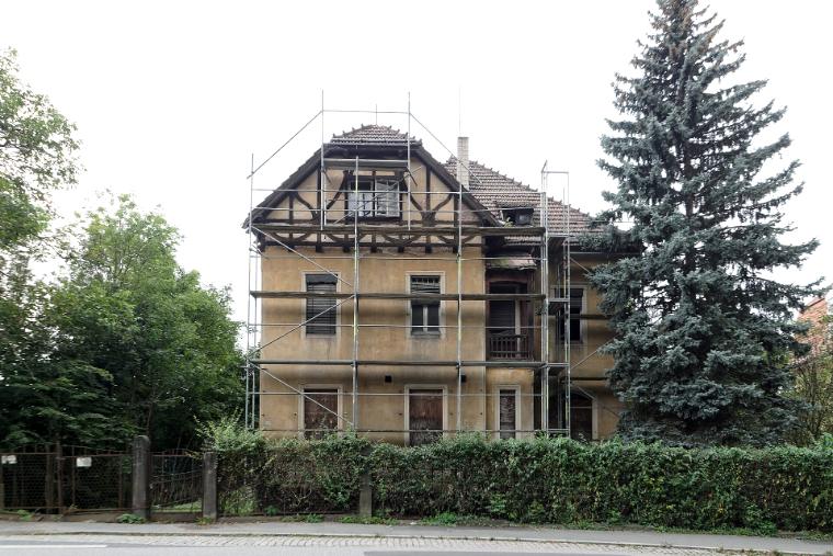 Gerüst an einem Haus im Bereich des Daches, wo montiert wird