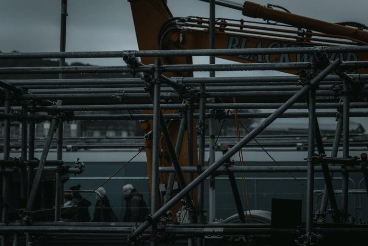 Freistehendes Gerüst im Inneren einer Halle, mehrere Lagen übereinander
