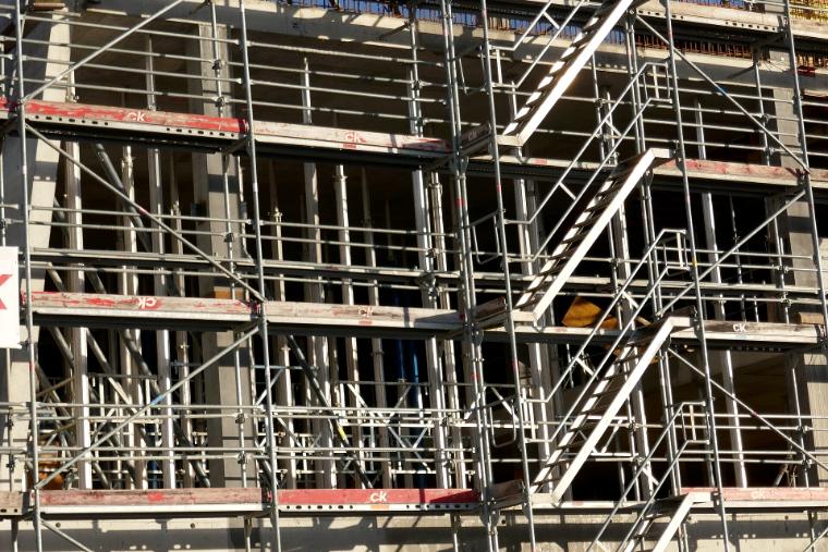 Gerüst mit Treppenaufgang zwischen den Lagen im Rohbau
